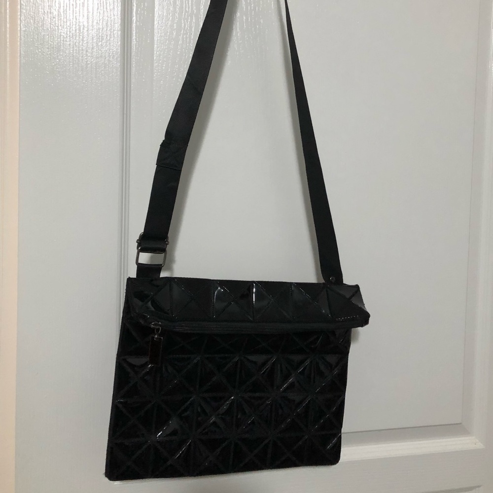 Black geometric patterns shoulder bag